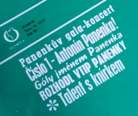 Zadní strana obalu knihy Sólo pro Panenku s novinovými titulky