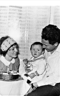 Zbigniew Podleśny with his exwife and their daughter Renata