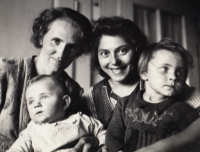 Marie Kadlecová (vpravo) s bratrem Leopoldem, maminkou Marií (vlevo) a s chůvou