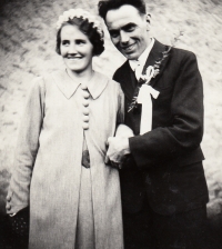 Marie a Leopold Krejčovi – svatební fotka rodičů, 1937
