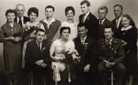 Svatební foto (tatínek druhý zleva), 1962