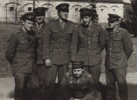 Ladislav Jakub u posádky v Českém Krumlově v roce 1970