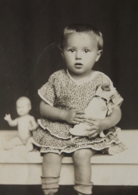 Milada Linhartová ve dvou letech