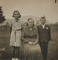Zleva Milada Linhartová (14 let), maminka Ludmila Blinková, roz. Solanská, a bratr Alois Blinka (12 let) 