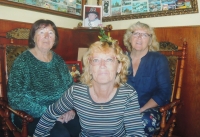 Zleva Milada Linhartová, uprostřed dcera Růžena (nyní Chrástecká) a dcera Ludmila Linhartová, 2020