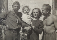 Dušan Linhart, bratr Radka Linharta, a Milada Linhartová, roz. Blinková, ještě za svobodna; v náručí drží budoucího synovce od Dušana