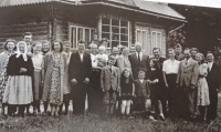 Druhý den po svatbě manželů Linhartových; dům je novostavba vystavěná na místě rodného domu pamětnice, který při osvobozování Bečvy shořel, 3. července 1949