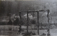 Místo na školním hřišti v Dolní Bečvě, kde 9. listopadu 1944 byli popraveni čtyři odbojáři