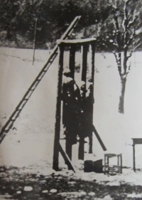 Místo na školním hřišti v Dolní Bečvě, kde 9. listopadu 1944 byli popraveni čtyři odbojáři