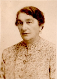 Wilhelmína (Mína) Poláčková, rozená Lustigová (1880 - 1943), Petrova babička, jež byla zavražděna v Osvětimi; fotografováno v Praze, cca 1934 