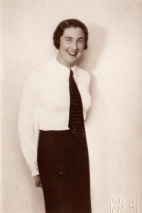 Milena Steuer, rozená Poláčková (1901 - 1981), Petrova teta, jež roku 1940 emigrovala do Latinské Ameriky