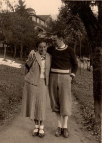 Věra Saxlová a Leoš Poláček, budoucí Petrovi rodiče, Špindlerův Mlýn, 1934