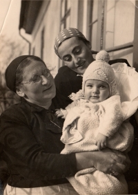 Zleva Eliška Saxlová, babička Petra, Věra Poláčková, jeho maminka a Petr, Drasty u Klecan, 1936