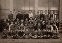 Petr Poláček vpravo od svého nejlepšího kamaráda Pavla (uprostřed nahoře v bílé košili); fotografie třídy z obecné školy na náměstí Jiřího z Lobkovic, Praha, 1948
