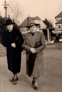 Petrova babička Eliška (vpravo) a její sestra Irma, Praha, 1952