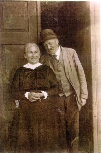 Prababička Berta Lüftschitzová, rozená Schücková, a pradědeček Markus Lüftschitz v Těmicích u Mladé Vožice, 1918