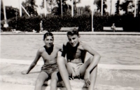 Petr vlevo s Tomy Wahlem, prvním kamarádem po příchodu do Argentiny, Buenos Aires, 1955
