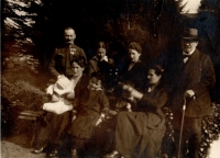 Eliška Saxlová, babička pamětníka, druhá zleva v horní řadě, se sourozenci na rodinném statku v Drastech u Klecan, 1915