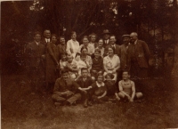 Eliška, babička pamětníka, šestá zleva nahoře, a Leopold Saxl, dědeček pamětníka, druhý zprava v horní řadě, na statku rodiny Saxlů, Drasty u Klecan, cca 1914