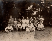 Eliška Saxlová, Petrova babička, druhá zprava sedící na lavičce, na statku rodiny v Drastech u Klecan, 1925