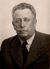 Hugo Poláček (1872 - 1943), Petrův dědeček, který byl zavražděn v Osvětimi; fotografováno v Praze, cca 1934