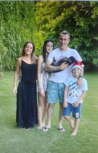 Sebastian, Petrův druhý syn, s manželkou Victorií a dětmi, Buenos Aires, 2020