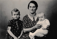 Pamětnice s maminkou a bratrancem (1944)