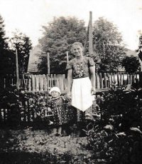 Pamětnice s maminkou okolo roku 1944