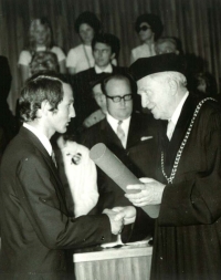 Jan Pirk při promoci v Karolinu, 1972