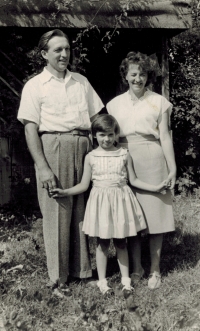 Rut Kolínska with her parents, 1960