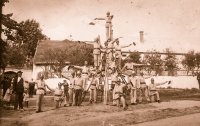 Dobová fotografie z přehlídky členů Sboru dobrovolných hasičů ve Březí