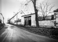 Rodný dům před demolicí, pohled od silnice, 1986