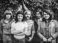 Zpěvák Jiří Schelinger a skupina Fr. Ringo Čecha v době, kdy také vystupovali v kulturním domě ve Březí (1978)