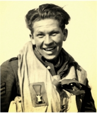 Tadeusz Szymkowiak, Zbigniewov strýko, letec zostrelený počas WWII