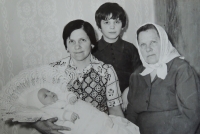 Zleva: Milena Urbanová s vnukem Stanislavem Štrbíkem, nejmladší syn Josef a maminka Františka, 2. pol. 60. let