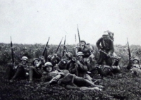 Skupina vojáků československé armády kdesi na Šumavě během částečné mobilizace v květnu 1938. Jeden z vojáků je pamětníkův otec