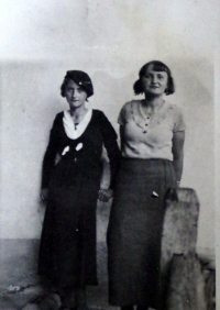 Na fotografii vlevo je maminka Miroslava Picka