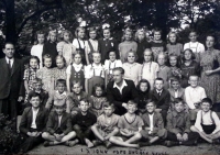 František Picek, pamětníkův otec (uprostřed), jako učitel ve Slapech společně s dětmi, které učil. Na snímku vlevo je ředitel školy, oba byli členy místní odbojové skupiny (r. 1944)