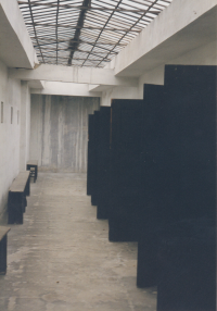 Terezín, pohled do chodby před samotkami na IV. dvoře, kde byl uvězněn Václav Grim starší, 2001