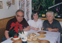 Václav Grim s dcerou Dagmar a manželkou, Podolí, 2002
