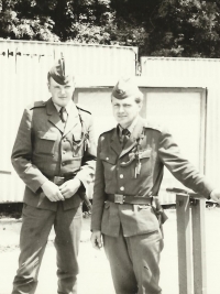 Petr Hošťálek (vpravo) jako dozorčí na bráně ve stanovém táboře železničního vojska, 1984