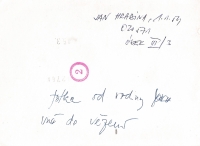 Druhá strana stejné fotografie, kterou měl Jan u sebe ve vězení (razítko s číslem bylo natištěno vězeňskou službou)