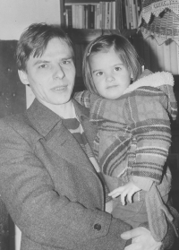 Jan Hrabina s dcerou Julií po návratu z vězení u faráře a disidenta Miloše Rejchrta, jaro 1983