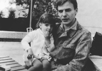Jan Hrabina a jeho dcera Julie ve vojenských kasárnách, Strašice u Plzně, 1983