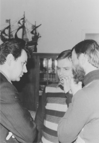 Zleva: Dominik Duka, Jan Hrabina a Jan Kozlík, byt Václava Havla, duben 1989