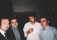 Zleva: Jan Litomiský, František Lízna, neznámý disident a Jan Hrabina, Praha, konec 80. let