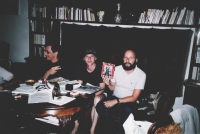 Jan Hrabina s překladatelem György Vargou v jeho budapešťském bytě, vlevo sedí Jiří Bartoška, 1989