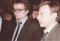 Silvestrovská oslava spojená s neoficiální celebrací zvolení Václava Havla prezidentem, Jan Hrabina s Alexandrem Vondrou, Kulturní dům na Smíchově, Praha, 1989