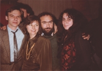 Silvestrovská oslava spojená s neoficiální celebrací zvolení Václava Havla prezidentem, Jan Hrabina a Aleš Březina s manželkami, Kulturní dům na Smíchově, Praha, 1989