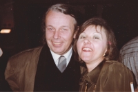 Silvestrovská oslava spojená s neoficiální celebrací zvolení Václava Havla prezidentem, Zdeňka Hrabinová a Svatopluk Karásek, Kulturní dům na Smíchově, Praha, 1989